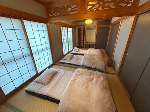 Postel nebo postele na pokoji v ubytování 徳島市のまるごと貸切一軒家 最大5名 無料駐車場2台