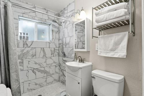 Phòng tắm tại Renovated Stay, Parking, Near DT & Airport