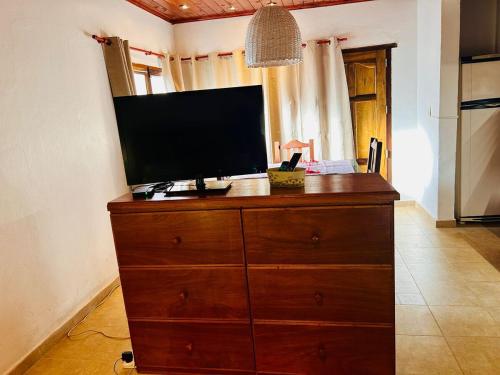 une télévision au-dessus d'une commode dans une pièce dans l'établissement Alojamiento Santa Rita, à Santo Tomé
