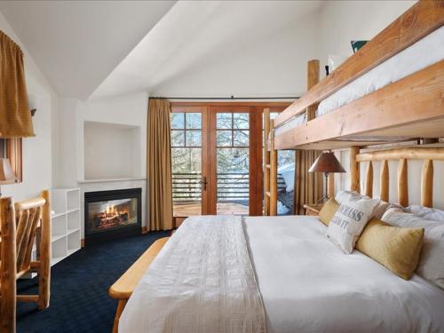 Katil atau katil-katil dalam bilik di Jay Chalet by Snowmass Vacations