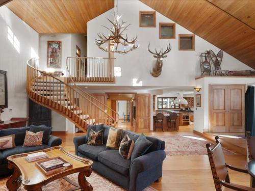Χώρος καθιστικού στο Jay Chalet by Snowmass Vacations