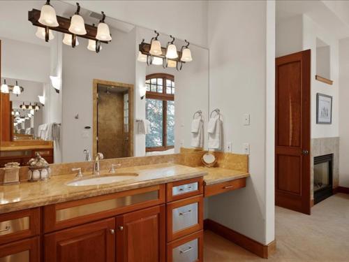 Ένα μπάνιο στο Jay Chalet by Snowmass Vacations