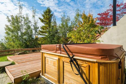 ein Holzdeck mit einem Kupferdach darüber in der Unterkunft Le Saint-Laurent in Petite-Rivière-Saint-François