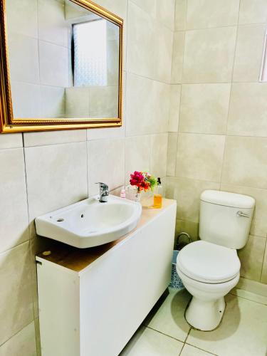 Ένα μπάνιο στο Executive Galaxy Guest House Nkowankowa Extension 2