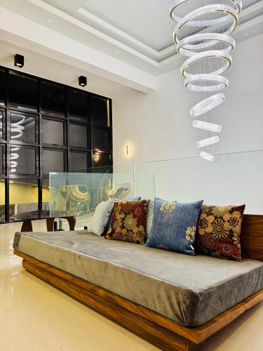a large bed in a room with a chandelier at Tomeizah in Sampong