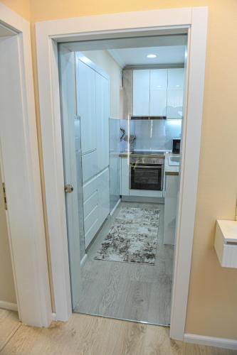 Kuchyň nebo kuchyňský kout v ubytování Oma`s Apartment