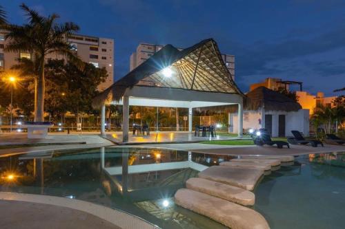 a swimming pool with a building in the background at Departamento exclusivo Liverte in Cancún