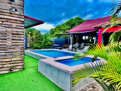 una piscina nel cortile di una casa di Executive Galaxy Guest House Nkowankowa a Nkowakowa