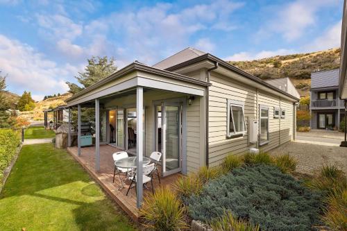 una piccola casa con terrazza con tavolo di Cardrona Retreat, resort spa & swimming pool! a Cardrona