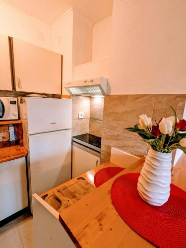 DeMass Apartment - Cozy, Free Parking and WiFi