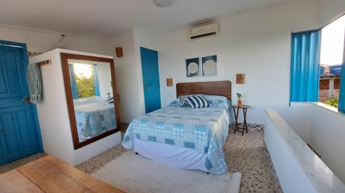 イタパリカ・タウンにあるCASA MARAZUlのベッドルーム1室(ベッド1台、窓、バスタブ付)
