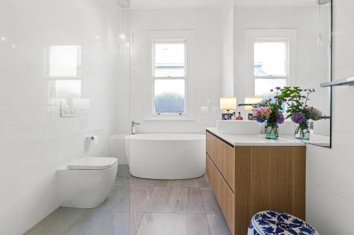 Bilik mandi di Glenferrie House, Close to City, Classic Style, Free On-Site Parking