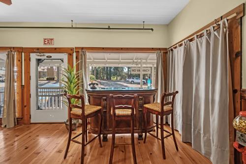 a dining room with a table and two chairs at The Extraordinary Camino Hotel in Camino