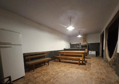 Η κουζίνα ή μικρή κουζίνα στο Hospedaria Chalés Rota Do Sol PDR - Hospedagem para casais, famílias e grupos