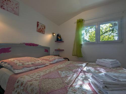 a bedroom with a bed and a window at Chambres d'hôtes au calme près des châteaux de la Loire - FR-1-591-664 in Châtillon-sur-Indre