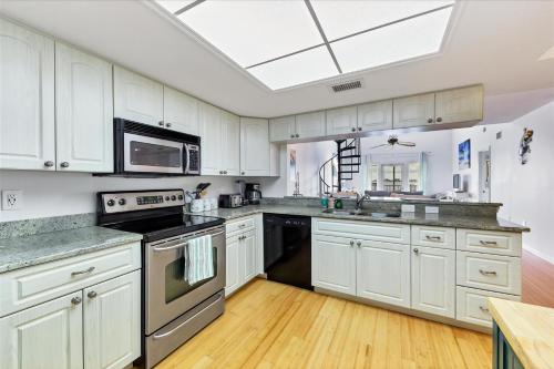 Η κουζίνα ή μικρή κουζίνα στο Port Charlotte Private Waterfront Condo WA4410-317