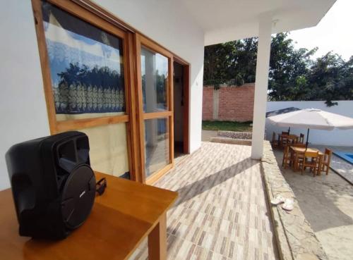ein Fernseher, der auf einem Tisch vor einem Haus steht in der Unterkunft CASA de PLAYA con PISCINA FRENTE al MAR in Bocapán