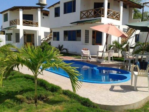 eine Villa mit einem Swimmingpool vor einem Haus in der Unterkunft Villa Cantomar - Punta Sal in La Bocana