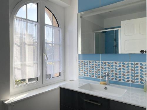 une salle de bain avec un lavabo et un miroir dans l'établissement Villa à Perros-Guirec avec vue mer, jardin, terrasse, 400m de la plage, WIFI - FR-1-368-42, à Perros-Guirec