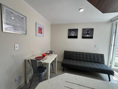 una sala de estar con un sofá y una mesa en A pasos del metro Steps away from the subway, en Santiago