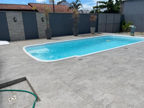 Bazén v ubytování Casa em Penha - Armação-Itapocoroy nebo v jeho okolí