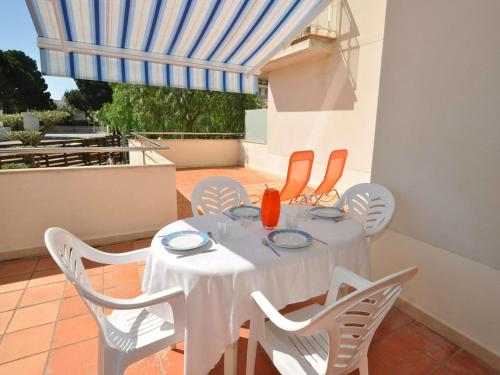 Apartment in Roses with large terrace