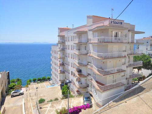 Apartment in Roses with Stunning Sea Views