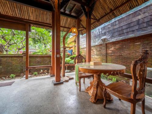 a room with a table and a bench and a table at Aruna Jayanti Villa in Tejakula