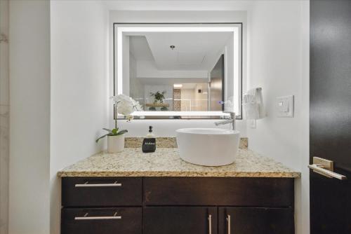 Ένα μπάνιο στο Modern 4th-Floor Flat in the Heart of Indianapolis