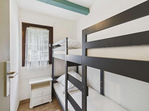 une chambre avec deux lits superposés et une fenêtre dans l'établissement Studio Cabine Lumineux pour 4 au Grau d'Agde avec Vue Piscine et Parking - FR-1-423-323, au Grau-dʼAgde