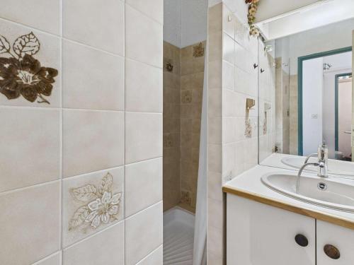 une salle de bain avec un lavabo, une douche et des toilettes dans l'établissement Studio Cabine Lumineux pour 4 au Grau d'Agde avec Vue Piscine et Parking - FR-1-423-323, au Grau-dʼAgde