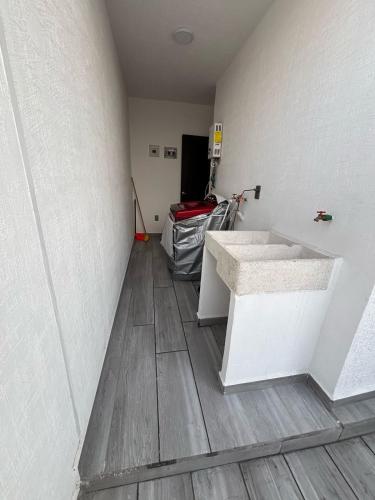 ein Zimmer mit zwei weißen Waschbecken in einem Zimmer in der Unterkunft Torres del Mar in Manzanillo