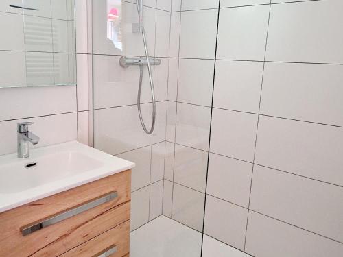 une salle de bain avec douche et lavabo dans l'établissement Charmant studio cabine près des pistes à La Plagne Montalbert - FR-1-755-38, à Aime La Plagne