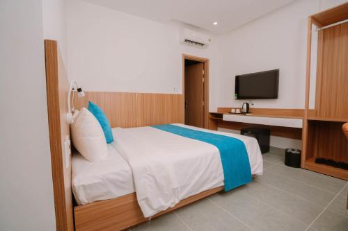 a hotel room with a bed and a television at Yen Hotel in Tuy Hoa