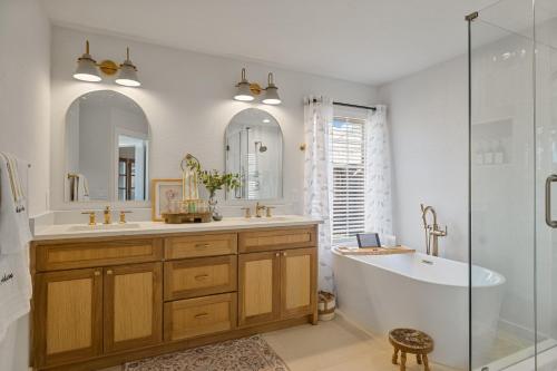 un bagno con vasca, lavandino e vasca da bagno di 3 Chicks & A Hen Bungalow a Frisco