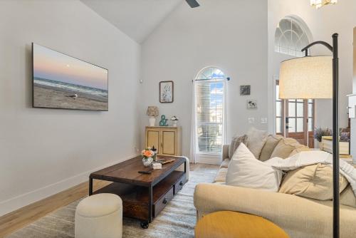 un soggiorno con un divano e un tavolino da caffè di 3 Chicks & A Hen Bungalow a Frisco