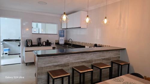 Kuchyň nebo kuchyňský kout v ubytování CASA EM BUZIOS OASIS 5 SUITES ATE 14 PESSOAs