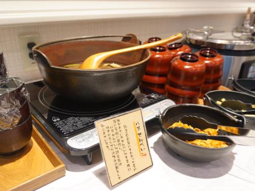 a pot on top of a stove with some food at APA Hotel Hachinohe Chuo in Hachinohe