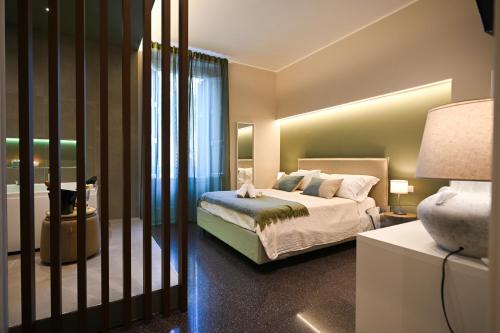 ein Schlafzimmer mit einem Bett und einem großen Fenster in der Unterkunft La finestra sul Campanile Luxury Suite & Loft in Bari