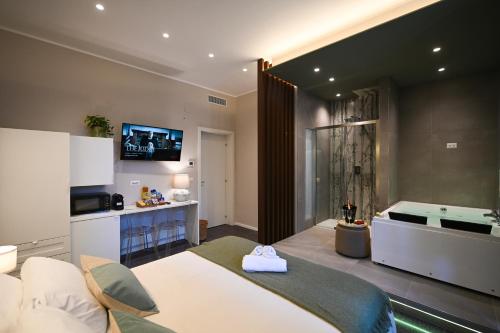 ein Wohnzimmer mit einem Bett und einer Badewanne in der Unterkunft La finestra sul Campanile Luxury Suite & Loft in Bari