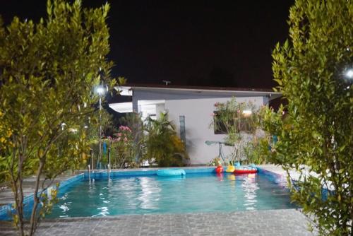 Bazén v ubytování กุดดาฮ์โฮมส์สเตย์ Guddah Homestay nebo v jeho okolí