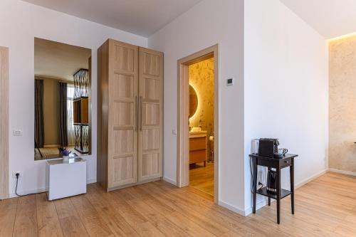 a living room with a wooden door and a television at B-Holiday Luxury GuestHouse in Prejmer