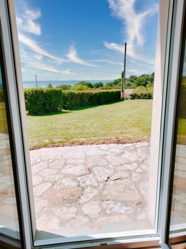 une fenêtre ouverte avec vue sur la cour dans l'établissement La Maison de L'Hermitage 225 m2 terrain 2300 m2, à Planguenoual