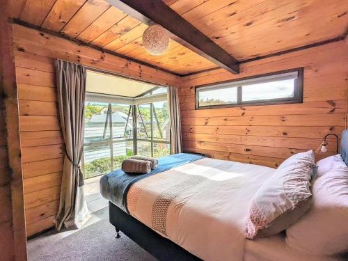 Ένα ή περισσότερα κρεβάτια σε δωμάτιο στο Moncur Villa, cozy and close golf course, self check in