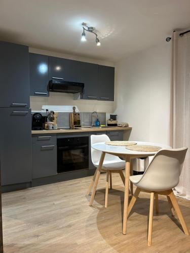 une cuisine avec une table et des chaises dans une pièce dans l'établissement Casa CARLU-MARIA IV, à Corte