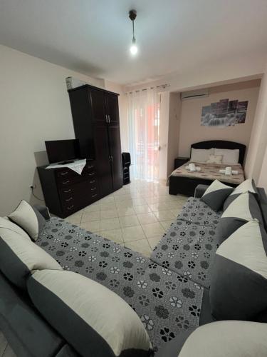 un soggiorno con divano e letto di Studio Utopia a Vlorë