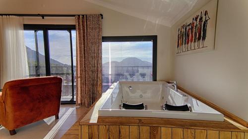 una grande vasca da bagno in una stanza con una grande finestra di GOLD Villa 6 a Oludeniz