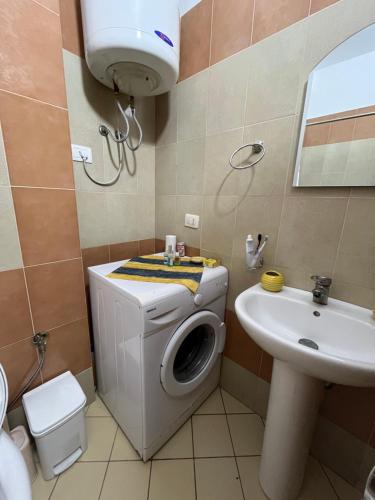 un bagno con lavatrice e lavandino di Studio Utopia a Vlorë