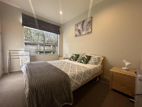une chambre avec un lit et une fenêtre dans l'établissement Mia's lovely home with lake view, à Rotorua