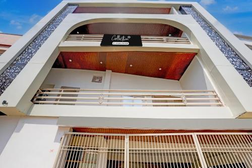 eine Fassade eines Gebäudes mit einem Schild darauf in der Unterkunft Collection O George Town in Colonelganj